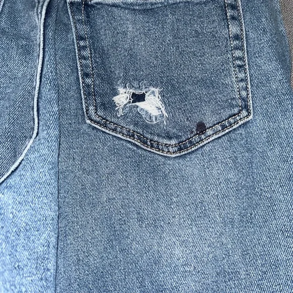 Hollister Ultra High-Rise Mom Jeans - Picture 5 of 9